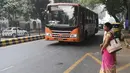 Seorang perempuan menunggu bus  New Delhi Transport Corporation untuk melakukan perjalanan gratis di New Delhi, 29 Oktober 2019. Program bus gratis bagi perempuan itu disebut sebagai langkah bersejarah untuk keselamatan dan meningkatkan peran mereka dalam perekonomian ibu kota. (Sajjad HUSSAIN/AFP)