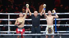 Petarung Indonesia, Ronal Siahaan, saat melawan petarung Malaysia, Putra Abdullah, pada pertandingan Byon Combat Showbiz Vol. 6 di Tennis Indoor Senayan, Jakarta, Sabtu (22/10/2025). (Bola.com/M Iqbal Ichsan)