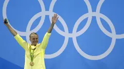 Perenang Swedia Sarah Sjostrom merayakan kemenangan di podium setelah meraih medali emas renang nomor 100 meter gaya kupu-kupu pada Olimpiade 2016 di Rio de Janeiro, Minggu (7/8). Sjostrom memecahkan rekor dunianya atas namanya sendiri (Odd Andersen/AFP)