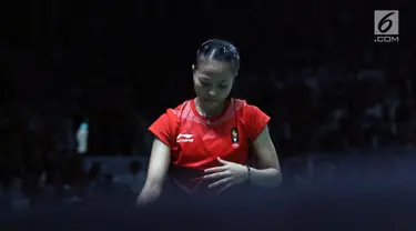 Tunggal putri Indonesia, Fitriani saat melawan pemain India, Saina Nehwal di babak 16 besar Bulutangkis Tunggal Putri Asian Games 2018 di Istora Kompleks GBK, Jakarta, Sabtu (25/8). Fitriani menyerah 6-21, 14-21. (Liputan6.com/Helmi Fithriansyah)