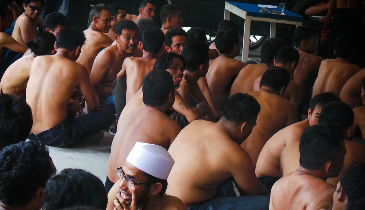 Para preman ini kedapatan membawa senjata tajam yang disembunyikan di dalam bus Sinar Remaja di Cilincing, Jakarta, Jumat (29/8/14). (Liputan6.com/Faizal Fanani)