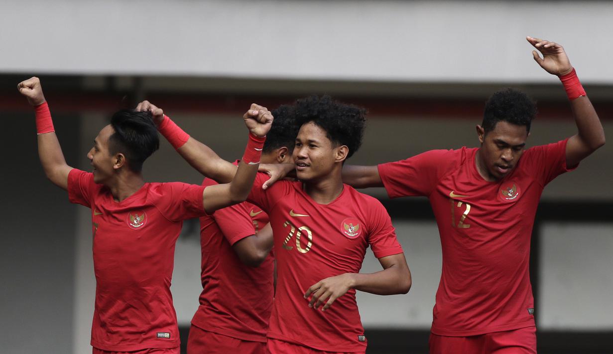 Pemain Timnas Indonesia U-19 merayakan gol yang dicetak Fajar Fathur Rcahman ke gawang Timnas Iran U-19 pada laga uji coba di Stadion Patriot Chandrabhaga, Bekasi, Sabtu (7/9). Indonesia kalah 2-4 atas Iran. (Bola.com/Yoppy Renato)