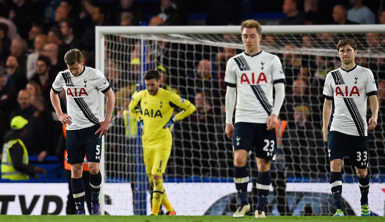  Para pemain Tottenham tertunduk lesu usai timnya bermain imbang dengan Chelsea pada lanjutan liga Inggris  di Stamford Bridge, London, (3/5). Chelsea bermain imbang dengan Tottenham dengan skor 2-2. (Reuters / Dylan Martinez)