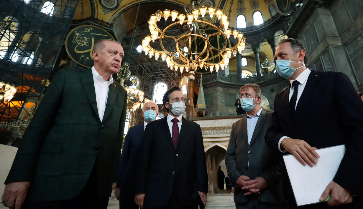 Presiden Turki Recep Tayyip Erdogan (kiri) mendengarkan penjelasan ketika mengunjungi Hagia Sophia di distrik bersejarah Sultanahmet, Istanbul, Minggu (19/7/2020). Erdogan melakukan kunjungan mendadak ke Hagia Sophia, beberapa pekan setelah berubah menjadi masjid. (Turkish Presidency via AP, Pool)