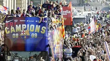 FC Barcelona fans wave to the soccer team as the team travels on an open-topped bus to celebrate their Champions League victory in Barcelona May 28, 2009. AFP PHOTO/JOSEP LAGO