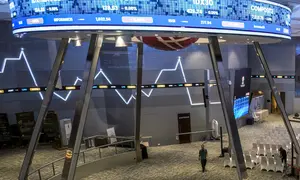 Sebelumnya, sepanjang Senin (9/2/2026), pergerakan IHSG diwarnai penguatan 433 saham. Sementara, 252 saham melemah dan 136 lainnya stagnan. Tampak dalam foto, layar monitor menunjukkan pergerakan pasar saham di lantai Bursa Efek Indonesia menjelang aktivitas perdagangan, Jakarta pada Senin 9 Februari 2026. (BAY ISMOYO/AFP)