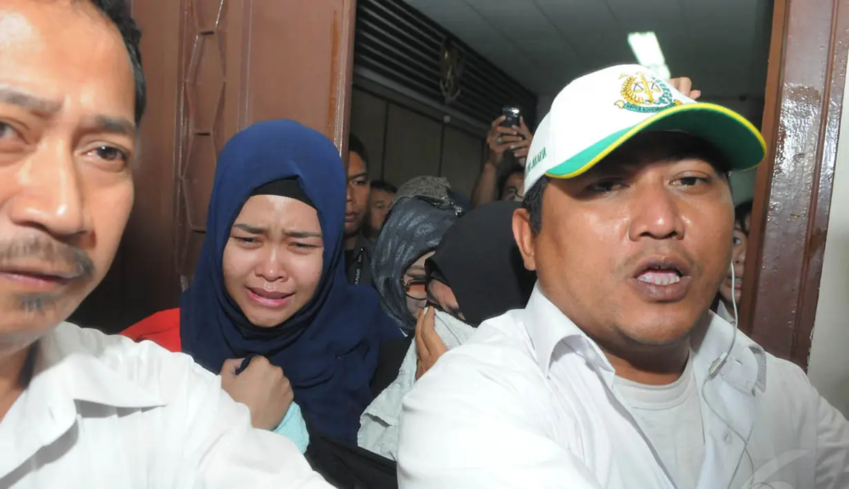 Pelaku pembunuhan Ade Sara, Assyifa Ramadhani saat meninggalkan ruang sidang PN Jakarta Pusat, Selasa (9/12/2014). (Liputan6.com/Herman Zakharia)