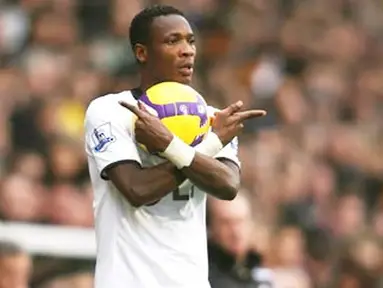 Fulham's John Pantsil is pictured in action against Tottenham Hotspur during their Barclays Premiership football match at Craven Cottage in west London, on November 15, 2008. AFP PHOTO/Chris Ratcliffe