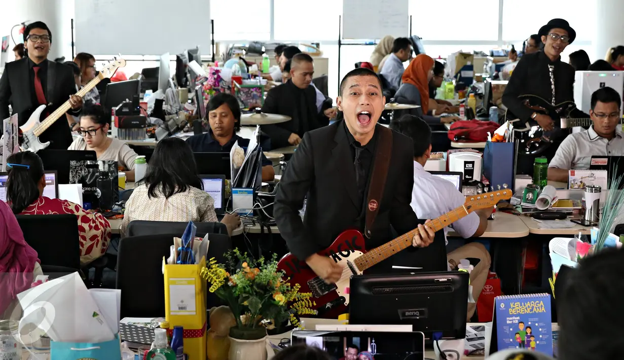 Grup band The Rain saat pembuatan video klip berjudul Penawar Letih di Kantor Liputan6.com, Jakarta, Rabu (6/1/2016). Lagu tersebut terinspirasi dari pengalaman The Rain selama merantau di Jakarta. (Liputan6.com/ Immanuel Antonius)