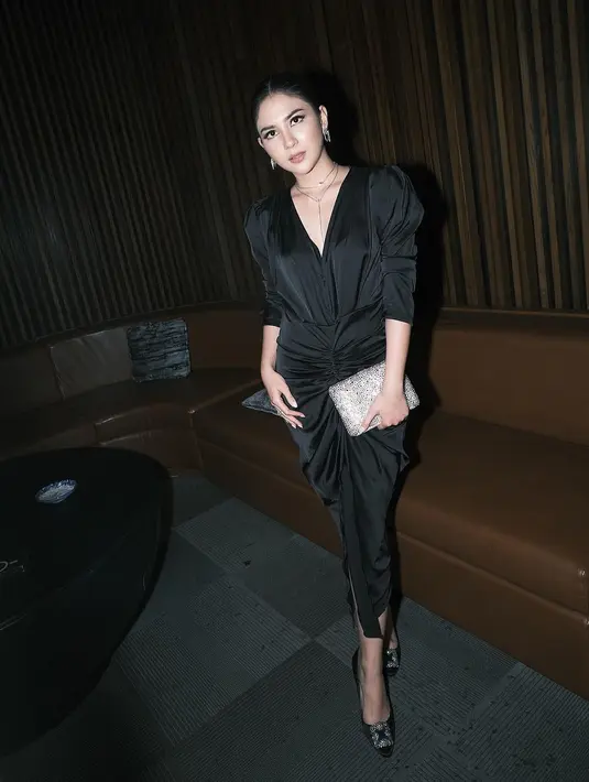 Pemain film Mengejar Surga ini selalu suka mengenakan gaun. Terlebih warna hitam menjadikan penampilannya selalu anggun dan memukau. (Liputan6.com/IG/@jscmila).