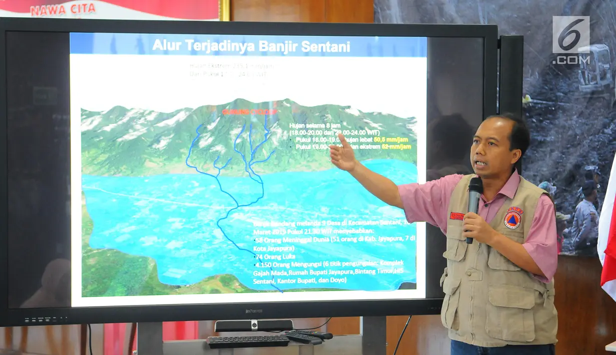 Kepala Pusat Data dan Informasi BNPB Sutopo Purwo Nugroho menjelaskan alur terjadinya banjir Sentani, Jayapura di kantornya, Jakarta, Minggu (17/3). Sutopo mengatakan banjir Sentani akibat kerusakan hutan di Gunung Cycloop. (Liputan6.com/Angga Yuniar)