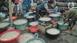 Pedagang menjajakan buah kolang-kaling di kawasan Pasar Induk kramat Jati, Jakarta Timur, Kamis (14/4/2022). Pedagang mengatakan penjualan kolang kaling di masa pandemi kali ini meningkat hingga 50 persen dibandingkan pada bulan Ramadan tahun lalu. (merdeka.com/Iqbal S Nugroho)