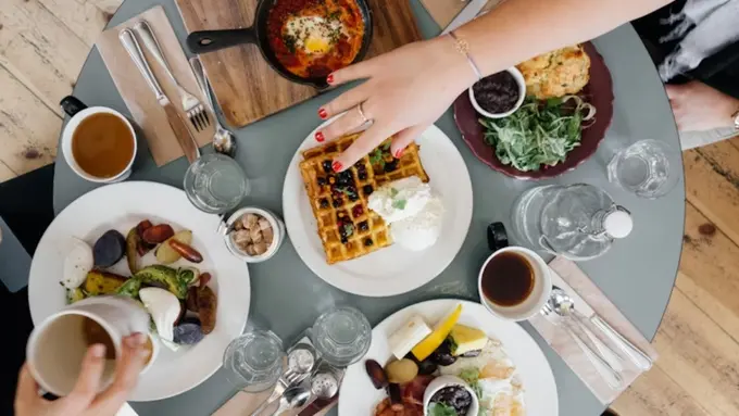 Ilustrasi Makan (Photo by Ali Inay on Unsplash)