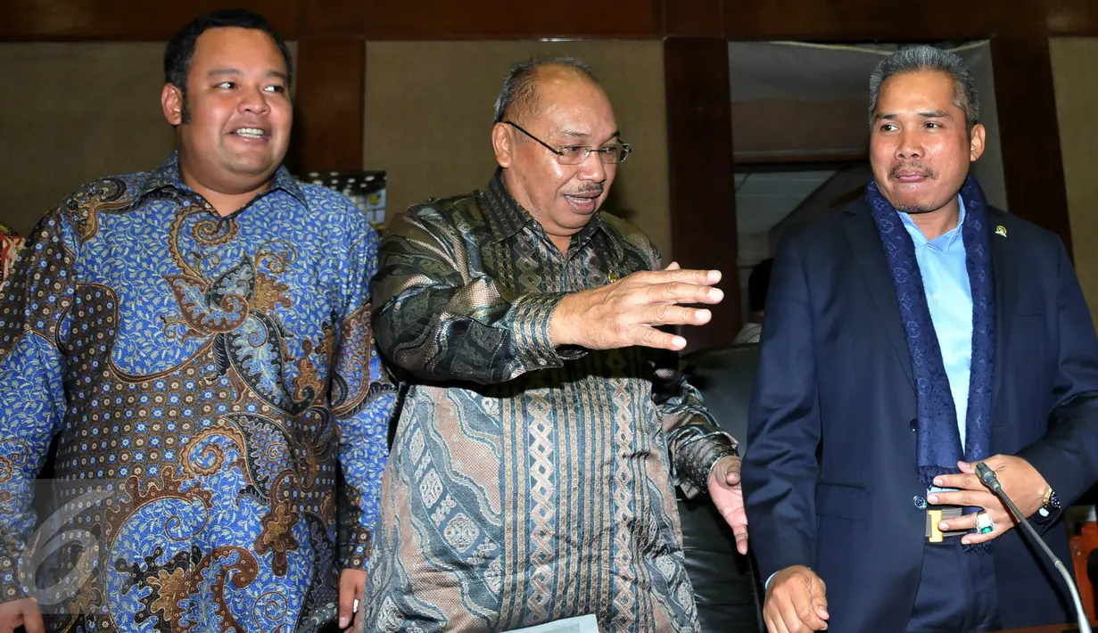 Wakil Ketua Komisi VI sekaligus Ketua Panja Azam Azman Natawijaya (tengah) jelang memberikan keterangan pers terkait kinerja BUMN, Jakarta, Rabu (30/9/2015). Komisi VI akan membahas Panja (Panitia Kerja) terkait isu Pelindo II. (Liputan6.com/Johan Tallo)