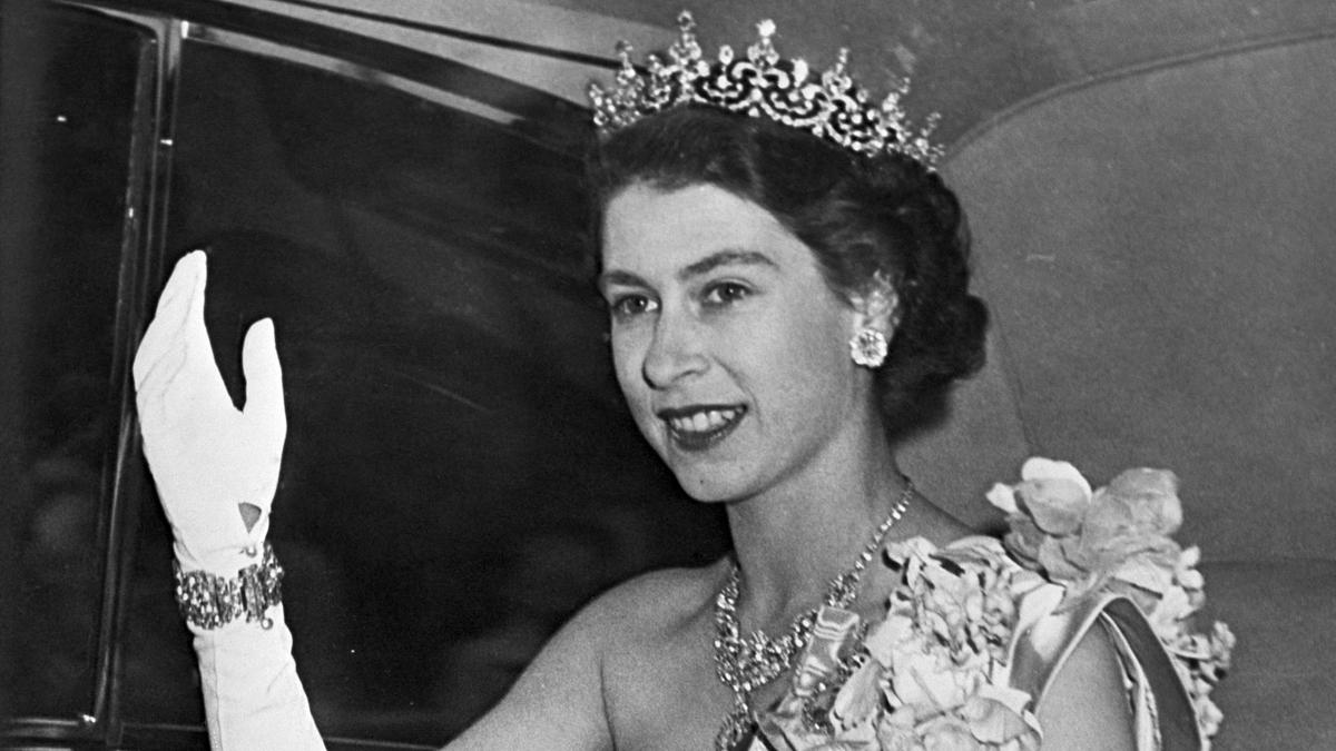 Penerbangan Jenazah Ratu Elizabeth II Jadi yang Paling Banyak Dilacak di Flightradar24 - Vimarsana News
