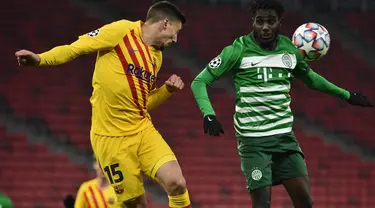 Bek Barcelona, Clement Lenglet (kiri) dan gelandang Ferencvaros, Tokmac Nguen bersaing memperebutkan bola pada matchday kelima Grup G Liga Champions di Puskas Arena, Kamis (3/12/2020) dinihari WIB. Barcelona berhasil meraih kemenangan 3-0 di kandang Ferencvaros. (Attila KISBENEDEK / AFP)