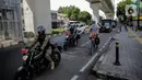 Petugas gabungan dari Satpol PP, Dishub, polisi hingga TNI melakukan patroli di kawasan Jalan Fatmawati, Jakarta, Kamis (15/4/2020). Patroli gabungan tersebut untuk mengimbau masyarakat agar tetap dirumah dan selalu menggunakan masker saat beraktivitas di luar rumah. (Liputan6.com/Faizal Fanani)