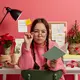 Di tengah tuntutan pekerjaan yang semakin tinggi, lembur sering kali dianggap sebagai solusi instan untuk mengejar target. Padahal, bekerja melebihi jam kerja justru dapat menurunkan kualitas hasil, memicu kelelahan mental, dan mengganggu keseimbangan kehidupan pribadi. (foto/dok: freepik/wayhomestudio)