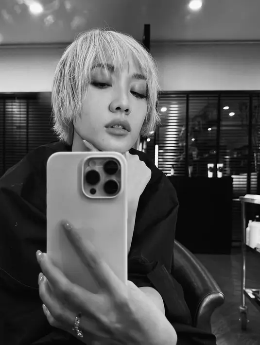 Pixie cut ini menonjolkan garis wajah BCL yang tegas serta fitur wajahnya yang menawan. Tanpa perlu riasan berlebihan, pesona natural sang diva tetap terpancar.  [@itsmebcl].