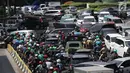 Kondisi lalu lintas semrawut saat penutupan ruas Jalan Veteran akibat adanya sidang sengketa Pilpres 2019 di Gedung Mahkamah Konstitusi (MK), Jakarta, Selasa (18/6/2019). Penutupan Jalan Veteran mengakibatkan kemacetan lalu lintas di sekitar kawasan tersebut. (Liputan6.com/JohanTallo)