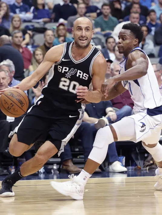 Aksi pemain San Antonio Spurs, Manu Ginobili (20) melewati adangan pemain Dallas Mavericks, Yogi Ferrell (11) pada laga NBA Basketball game di American Airlines Center, Dallas, (14/11/2017). Spurs menang 97-91. (AP/LM Otero)