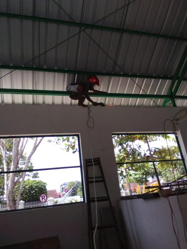 6 Kelakuan Tukang Bangunan saat Melindungi Diri Ini Nyeleneh Banget