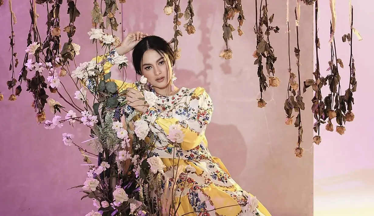 Sampai saat ini ia pun makin populer. Apalagi kini ia banyak berperan dalam mini seri maupun bermain film. Film terbarunya yang baru saja tayang berjudul Agen Dunia yang dapat disaksikan sejak 5 Februari 2021. (Liputan6.com/IG/clarabernadeth)