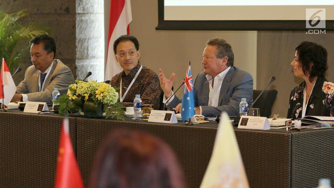 Chairman Fortescue Metals Group, Andrew Forrest (kedua dari kanan) saat membuka Process Business Forum 2018, yang diikuti pebisnis dari beberapa negara di Hotel Sofitel Nusa Dua, Bali, Senin (6/8). (Liputan6.com/Johan Tallo)