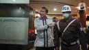 Mantan Menteri Perdagangan Muhammad Lutfi (kiri) usai menjalani pemeriksaan di Gedung Bundar, Kejagung, Jakarta, Rabu (22/6/2022). Muhammad Lutfi menjalani pemeriksaan selama 12 jam sebagai saksi terkait kasus fasilitas pemberian izin ekspor crude palm oil (CPO) dan turunannya, termasuk minyak goreng, periode 2021-2022. (Liputan6.com/Faizal Fanani)