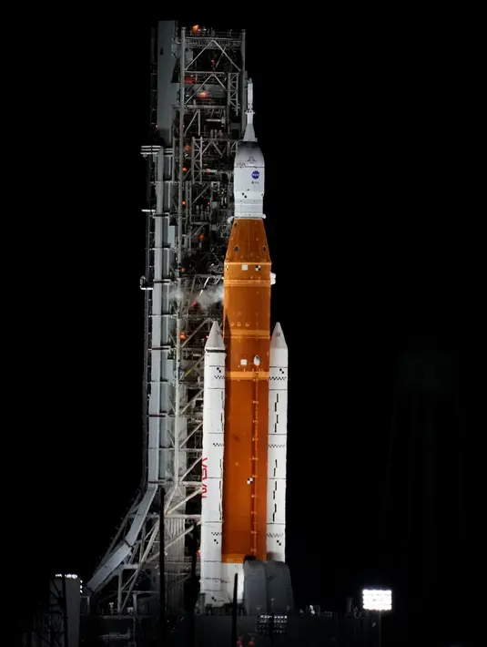 Roket NASA untuk misi Artemis 1 berada pada Launch Pad 39B sebelum diluncurkan di Kennedy Space Center, Cape Canaveral, Florida, Amerika Serikat, 29 Agustus 2022. NASA menghadapi serangkaian kebocoran bahan bakar dan kesulitan mendinginkan mesin booster pada suhu yang tepat untuk peluncuran. (AP Photo/Chris O'Meara)
