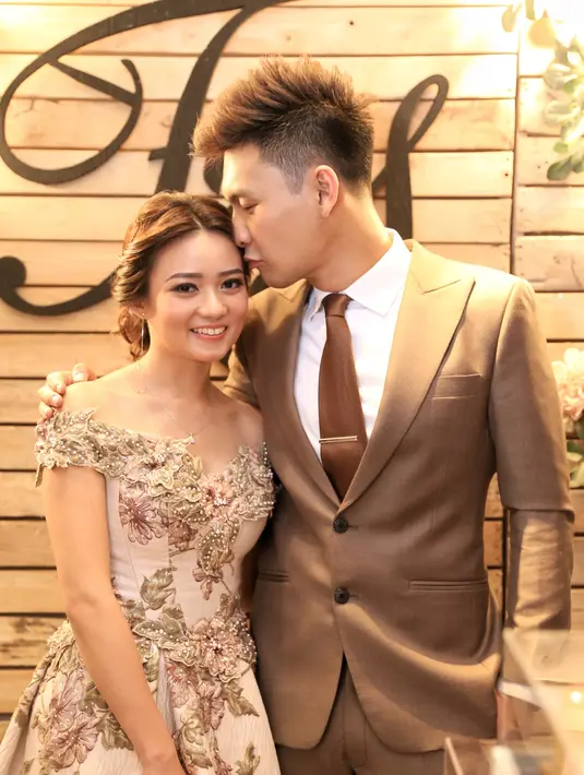 Pemeran Abu dalam sinetron Aladin itu memiliki alasan tersendiri dengan pemilihan hari spesial buat lamaran. Jelang malam imlek, kedua keluarga besar bertemu. (Adrian Putra/Bintang.com)