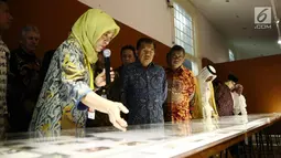 Wakil Presiden Jusuf Kalla melihat lukisan koleksi Istana di Galeri Nasional RI, Jakarta, Selasa (1/8). Pameran yang menampilkan lukisan koleksi istana tersebut akan di buka untuk umum besok rabu (2/8). (Liputan6.com/Angga Yuniar)