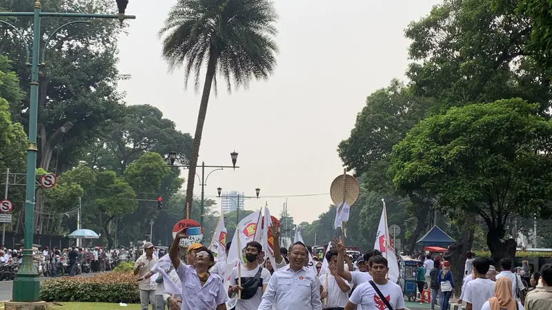 Massa Pendukung Prabowo-Gibran Mulai Padati Kawasan Taman Suropati