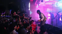 Penampilan The Panturas kali ini ditemani oleh Giriwangsa Tropical Unit sebagai band pengiring. (Liputan6.com/Angga Yuniar)