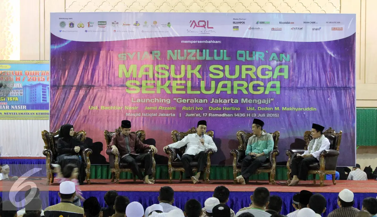 Ustad Bactiar Nasir (tengah) saat menjadi narasumber Peringatan Nuzulul Quran dengan tema ‘Masuk Syurga Sekeluarga’ di Masjid Istiqlal, Jakarta, Jumat (3/7/2015). Dalam acara tersebut diluncurkan “Gerakan Jakarta Mengaji”. (Liputan6.com/Helmi Afandi)