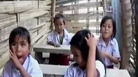 Dalam sekolah yang sangat sederhana itu terdapat enam ruang kelas yang masing-masing berukuran 1,5 x 4 meter.