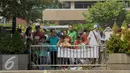 Sejumlah warga mengajak keluarganya menyambangi lokasi ledakan di Kawasan Thamrin, Jakarta, Minggu (17/1/2016). Pasca Ledakan Thamrin, kegiatan Car Free Day tetap ramai seperti biasa. (Liputan6.com/Faisal R Syam)