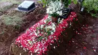 Makam korban dugaan malapraktik Klinik Chiropractic, Allya Siska Nadya. (Putu Merta Surya Putra/Liputan6.com)