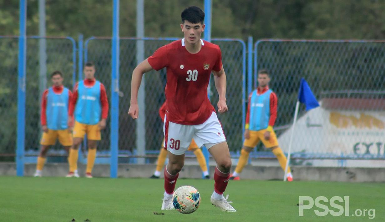 Elkan Baggott - Bek tengah Ipswich Town ini dipastikan akan membela tim nasional Indonesia pada ajang Piala AFF 2020. Kehadiran pemain 19 tahun itu tentunya akan menjadi amunisi baru Timnas Indonesia untuk berjaya di ajang tersebut. (Dok. PSSI)