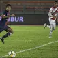 Gelandang Selangor FA, Evan Dimas, mengejar bola saat melawan Kuala Lumpur FA pada laga Liga Super Malaysia di Stadion Kuala Lumpur, Cheras, Minggu (4/2/2018). Kuala Lumpur FA kalah 0-2 dari Selangor FA. (Bola.com/Vitalis Yogi Trisna)