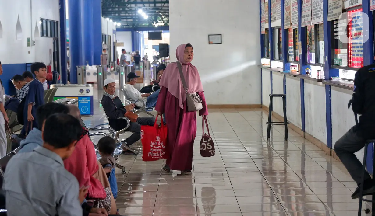 Puncak arus mudik Lebaran 2023 di Terminal Poris Plawad, Kota Tangerang, diprediksi terjadi di H-10 atau Rabu, 19 April 2023.   (Liputan6 com/Angga Yuniar)