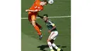 Pemain belakang Timnas Meksiko, Rafael Marquez (kanan) mencoba menahan laju serangan Stefan de Vrij (Belanda) saat berlaga di 16 besar Piala Dunia 2014 di Stadion Castelao, Fortaleza, (29/6/2014). (REUTERS/Dominic Ebenbichler)