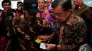Wakil Presiden Jusuf Kalla mengecek kesamaan data penerima bantuan Program Simpanan Keluarga Sejahtera (PSKS) di Kantor Pos Rawamangun, Jakarta, Rabu (19/11/2014). (Liputan6.com/Johan Tallo)