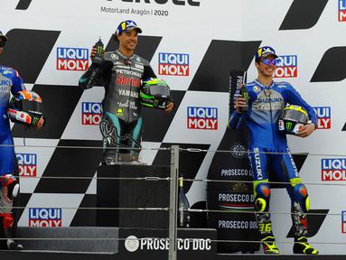 Pembalap Petronas Yamaha, Franco Morbidelli, bersama Alex Rins dan Joan Mir, melakukan selebrasi di atas podium usai balapan MotoGP Teruel, Minggu (25/10/2020). Morbidelli berhasil finis pertama dengan catatan waktu 41 menit 47,652 detik. (AP/Jose Breton)