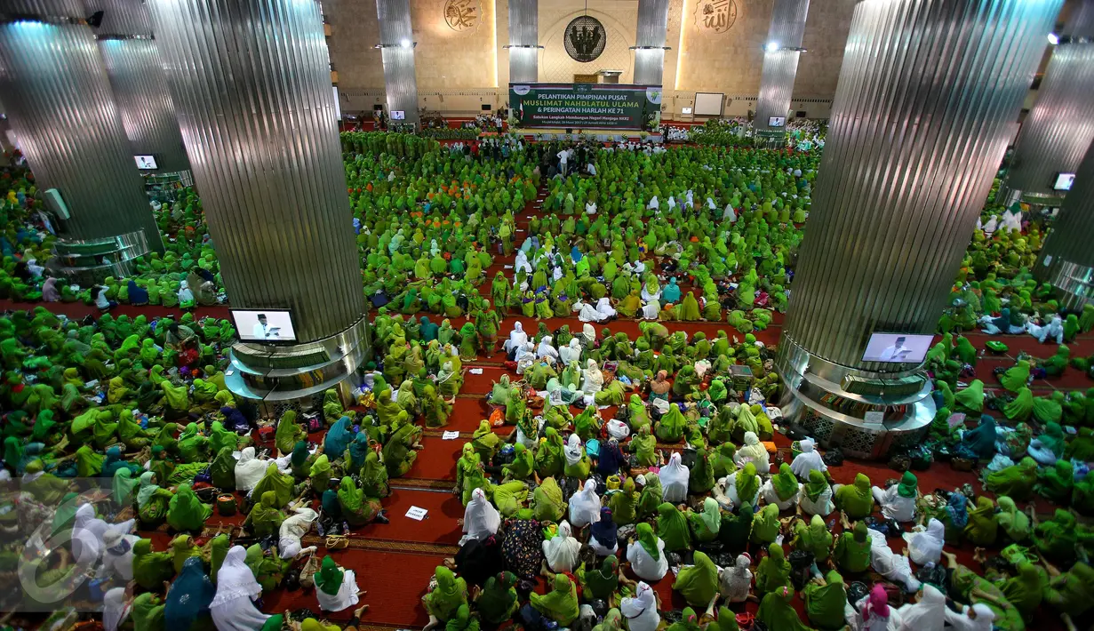 Suasana acara pelantikan pengurus Muslimat NU dan peringatan Harlah Muslimat NU yang Ke 71, Jakarta, Selasa (28/3). Mensos Khofifah Indar Parawansa dilantik sebagai Ketua Umum PP Muslimat NU periode 2017-2022. (Liputan6.com/Faizal Fanani)