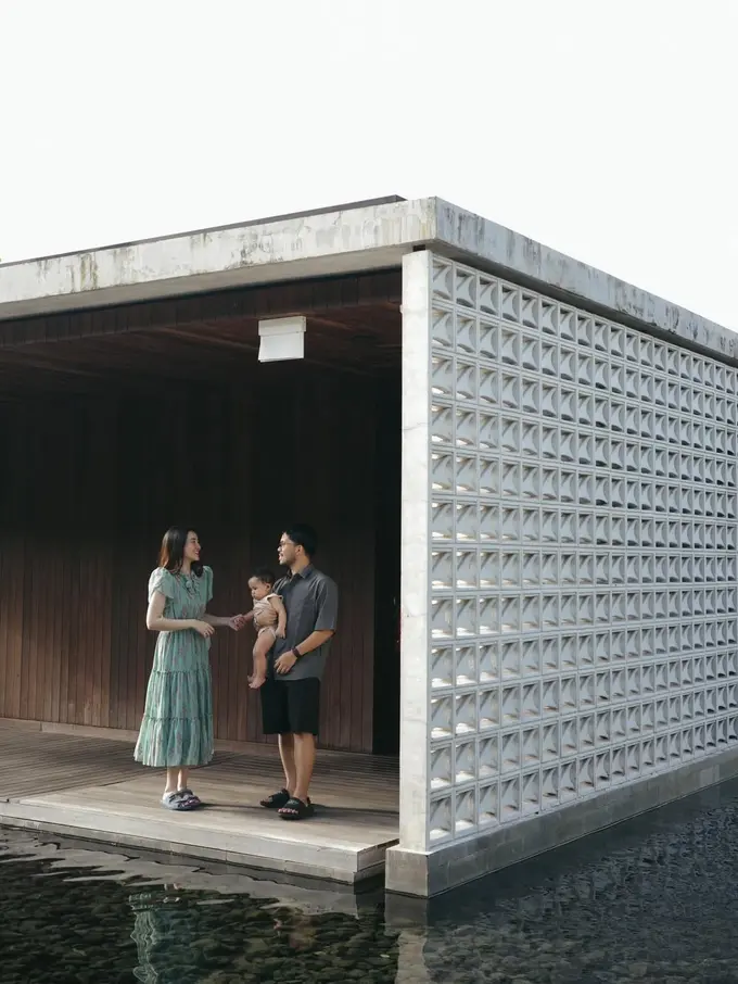 Gaya Santai Aaliyah Massaid Momong Anak di Bali, Tampil Manis Pakai Dress Rp4,6 Juta