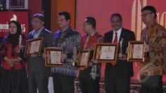 Sejumlah tokoh menerima penghargaan Men's Obsesion Awards 2015 di Jakarta, (19/3/2015). Diantaranya Ketua MPR Zulkifli Hasan (keempat kiri), Ketua KPU Pusat Husni Kamil Manik (ketiga kiri) dan Mendagri Tjahjo Kumolo (kanan). (Liputan6.com/Johan Tallo)