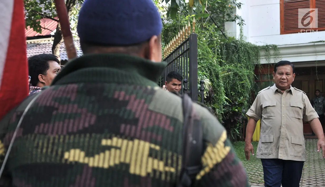 Calon Presiden nomor urut 02 Prabowo Subianto saat menerima kunjungan Rahman relawan yang berjalan kaki dari Tegal di Kantor BPN Prabowo-Sandi, Kertanegara, Jakarta (20/12). (Merdeka.com/Iqbal S. Nugroho)