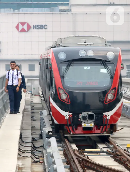 Adapun secara jadwal, uji coba operasional LRT Jabodebek akan terbagi dalam dua tahap. (merdeka.com/Arie Basuki)