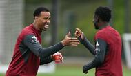 Pemain Arsenal, Gabriel Magalhaes (kiri) tampak sedang bercanda dengan rekan satu timnya pada sesi latihan jelang leg kedua semifinal Liga Champions melawan Atletico Madrid di Emirates Stadium, London, Rabu (6/5/2026) dini hari WIB. (AFP/Glyn Kirk)